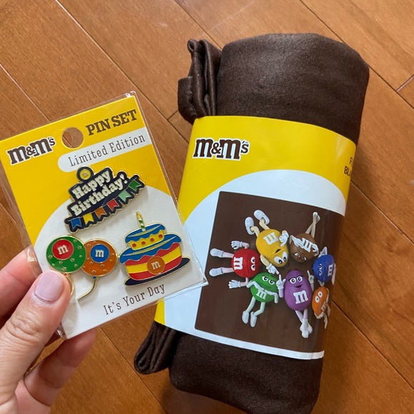 M&M fleece blanket & fashion pin bundle - Picture 1 of 11
